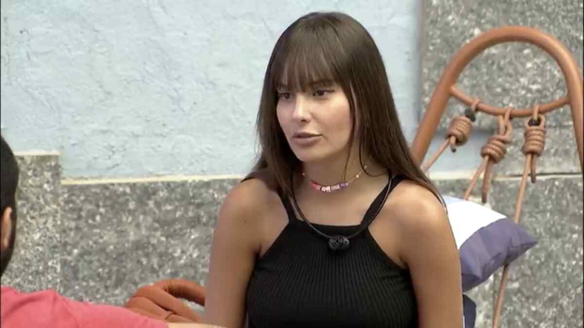 Thaís conversou com Gilberto sobre o jogo na área externa do BBB 21.