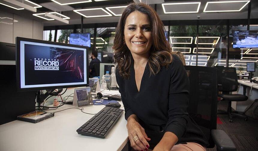 Adriana Araújo na redação de jornalismo da record TV em São Paulo, preparando uma edição do Repórter Record Investigação