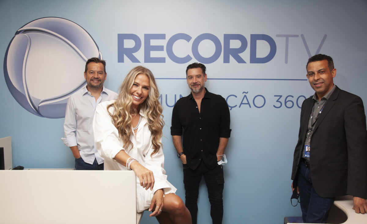 Adriane Galisteu assina contrato na Record TV em São Paulo