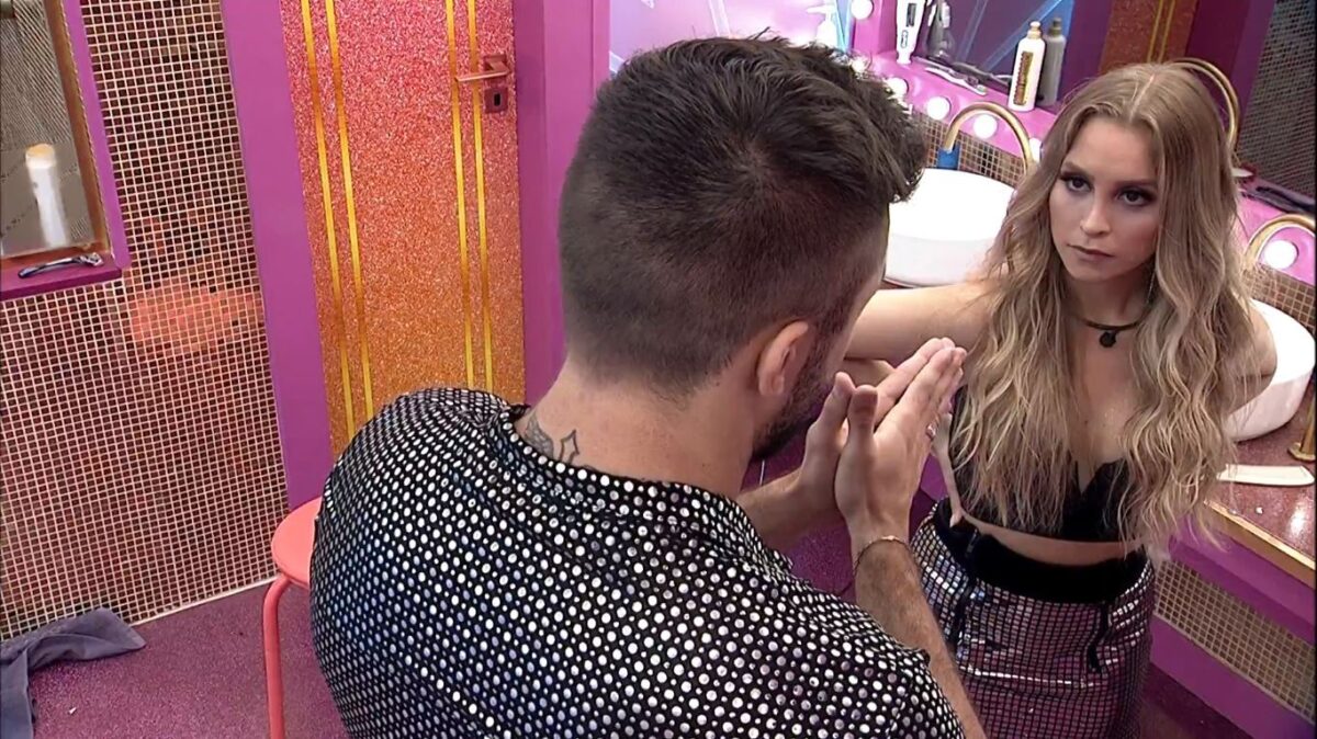 Em noite de festa, Arthur conversa com Carla Diaz no banheiro do BBB 21