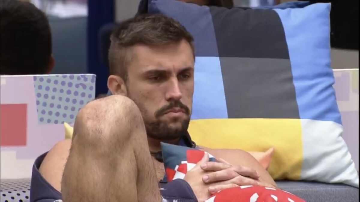 Arthur, em conversa com Carla Diaz revelou estar chateado com os amigos de Carla Diaz dentro do BBB 21: "Seus amigos votaram em mim".
