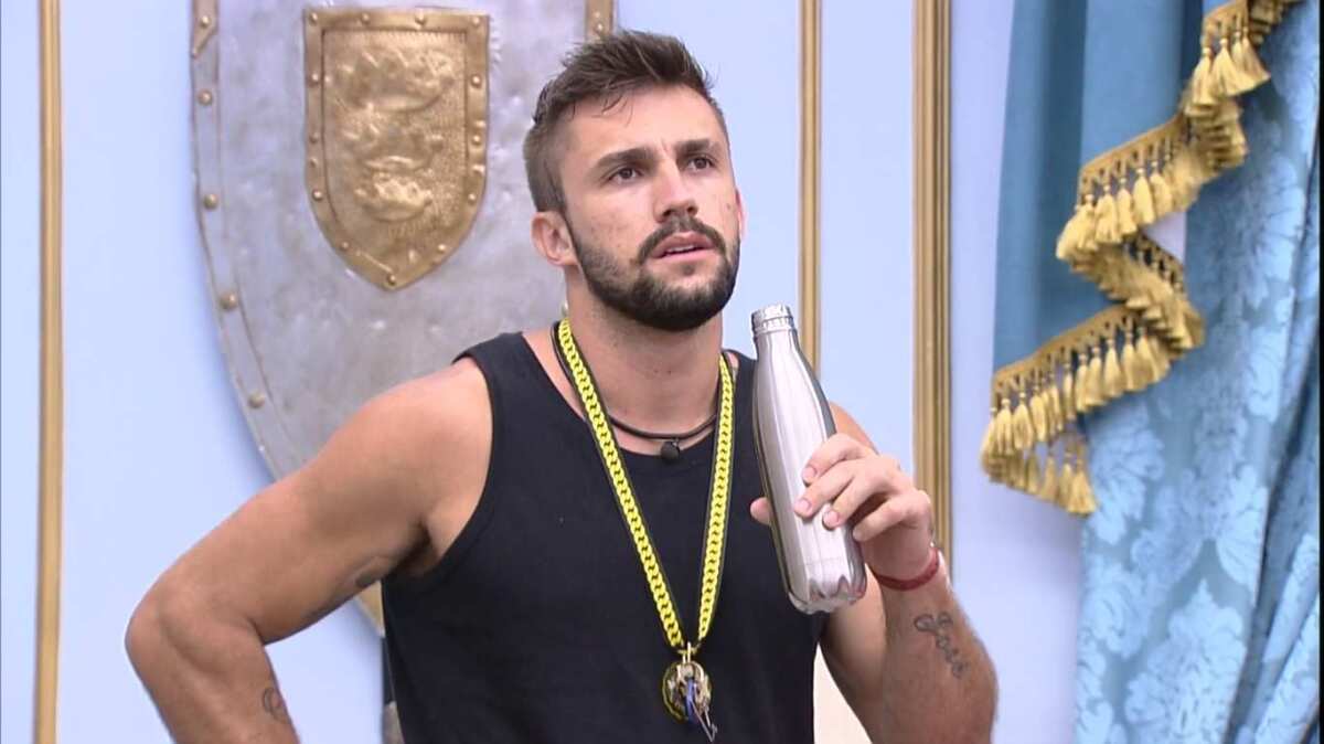 Arthur Picoli fala de Juliette, enquanto observa as imagens da TV no quarto do líder.