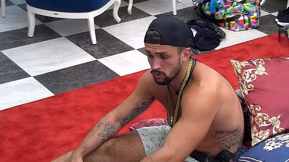 Em conversa com Pocah no quarto do líder do BBB 21, Arthur disse que estava magoado com Fiuk após saber por Caio que o cantor não acredita que o crossfiteiro levou para o VIP por boa intenção.