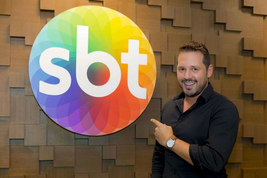 Dony Denuccio aponta para o Logo do SBT, no dia da assinatura do contrato com a emissora