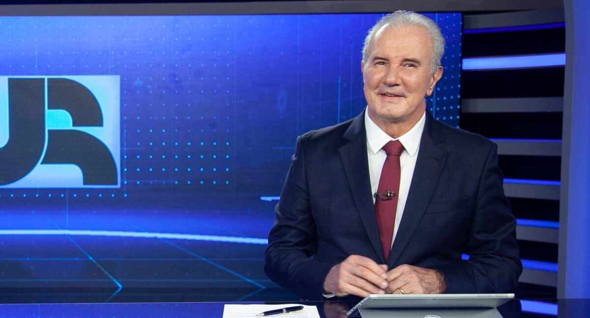 Celso Freitas na bancada do Jornal da Record