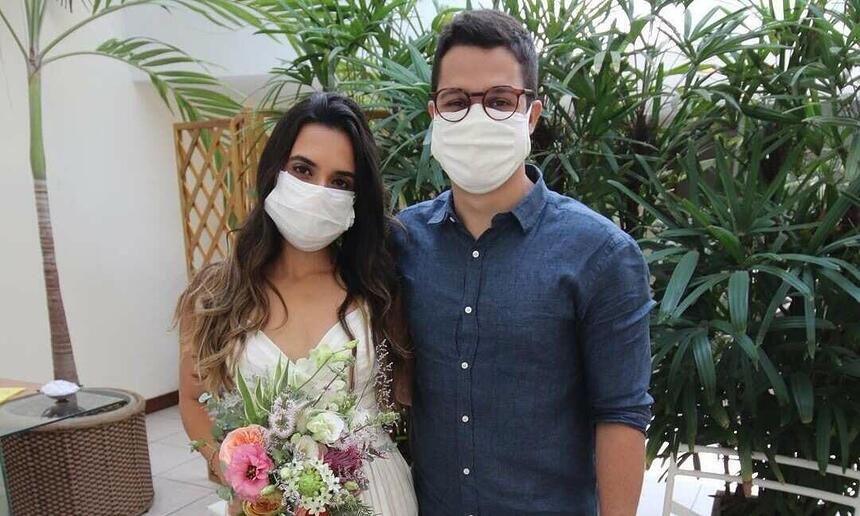 Jornalistas Fernanda Rouvenat e Ricardo Abreu durante a cerimônia de casamento