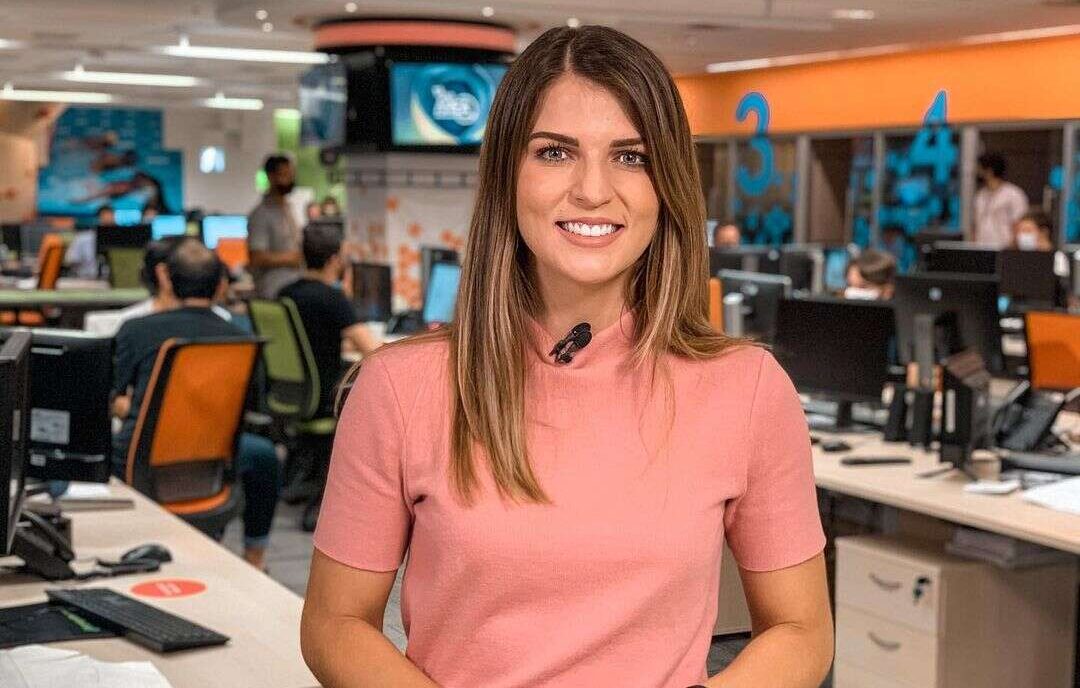 Gabriela Ribeiro na redação de esportes da Globo em São Paulo