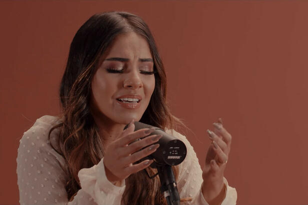 Gabriela Rocha canta seu novo single "Nenhuma Condenação Há"