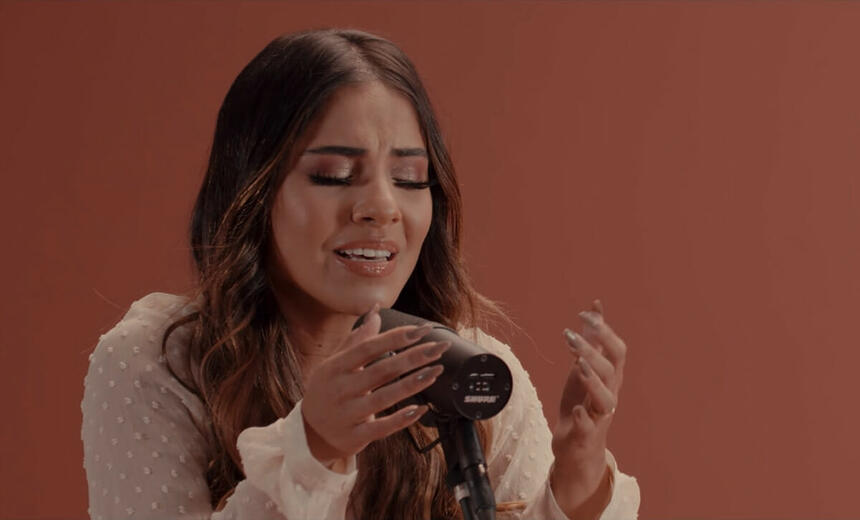 Gabriela Rocha canta seu novo single "Nenhuma Condenação Há"