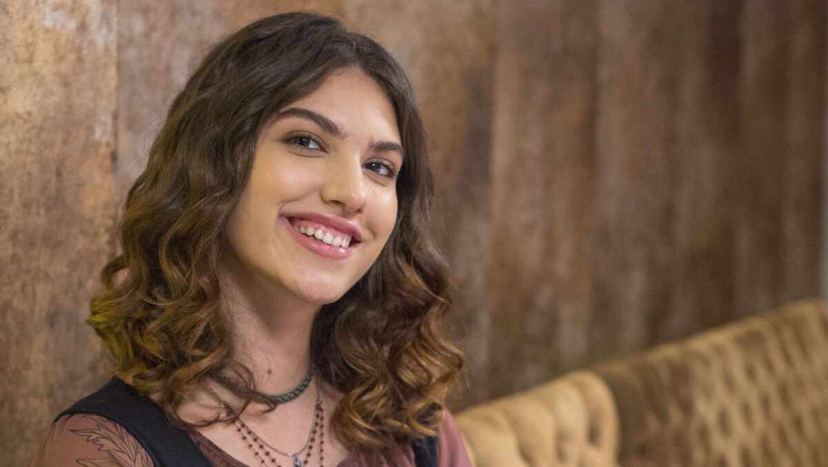 Giovanna Grigio nos bastidores da novela Malhação: Viva a Diferença. A atriz estará na nova versão de Rebelde