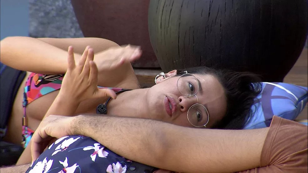 Juliette e Gilberto conversaram na área externa do BBB21 sobre a eliminação de Sarah.