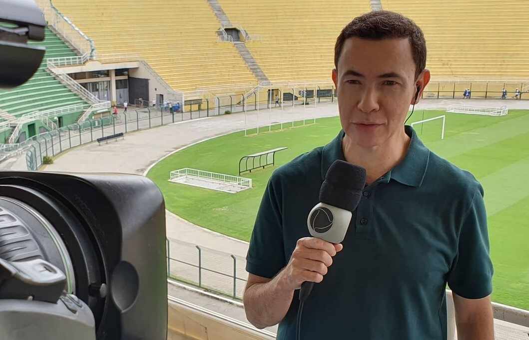 Lucas Pereira durante uma cobertura esportiva no estádio do Pacaembu