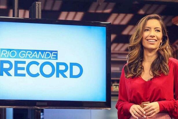 Paloma Poeta no cenário do Rio Grande Record, telejornal que apresentava na Record TV RS