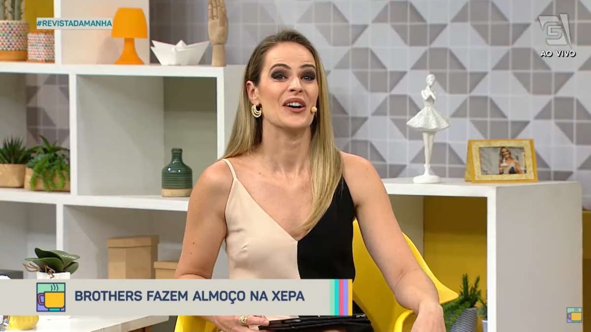 Regiane Tápias no estúdio do Revista da Manhã na TV Gazeta