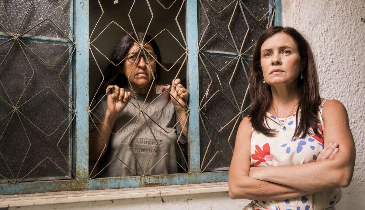 Atrizes Regina Casé e Adriana Esteve em cena da novela Amor de Mãe, exibida pela Globo