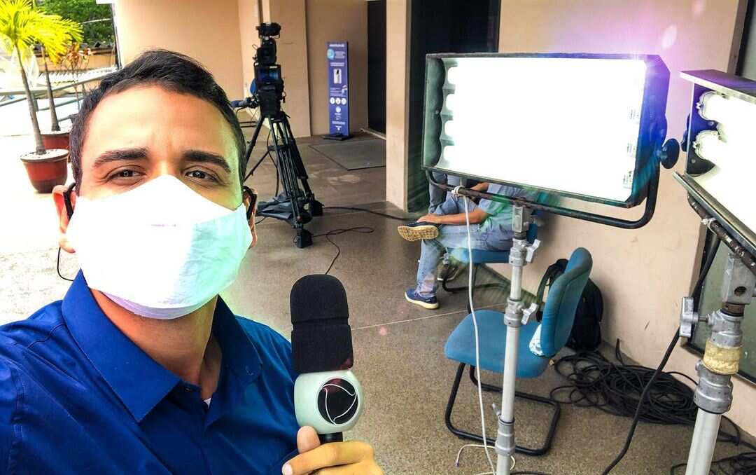 Jornalista Mateus Borges durante a gravação de uma reportagem para a Record TV Itapoan