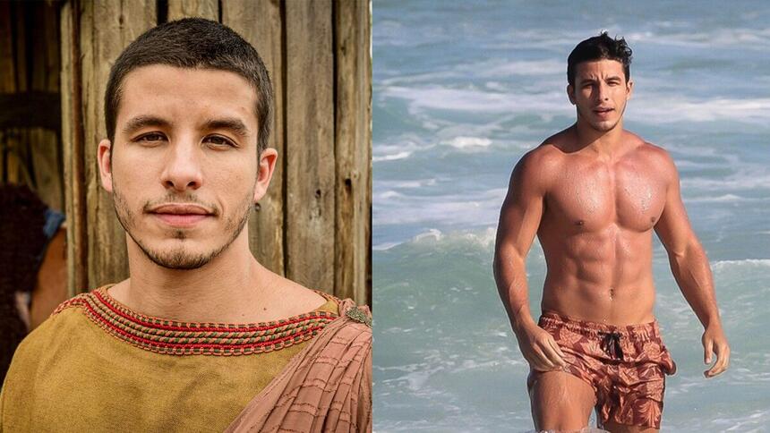 Ator Ricky Tavares caracterizado como Harã da novela Gênesis. Ele sem camisa, exibindo seu corpo sarado na praia da barra da Tijuca, Rio de Janeiro.