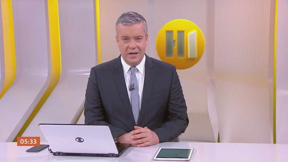 Roberto Kovalick no estúdio do Hora 1 na Globo