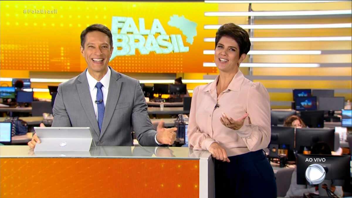 Mariana Godoy brinca com Sergio Aguiar na bancada do novo Fala Brasil