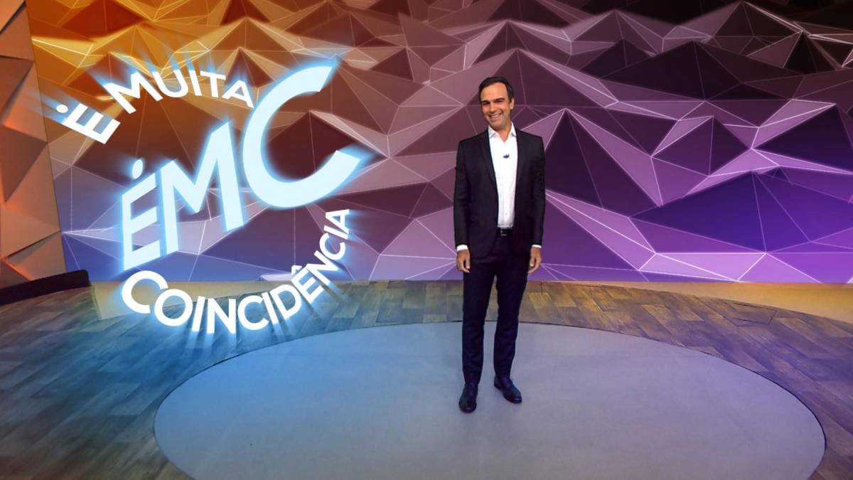 Tadeu Schmidt no cenário do Fantástico com o logo do novo quadro "É Muita coincidência"