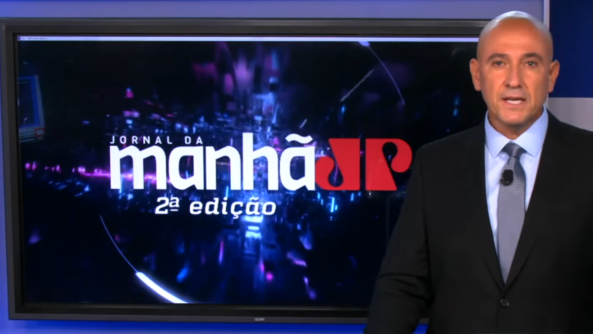 Jornalista Willian Travassos nos estúdios do Jornal da Manhã na rádio Jovem Pan