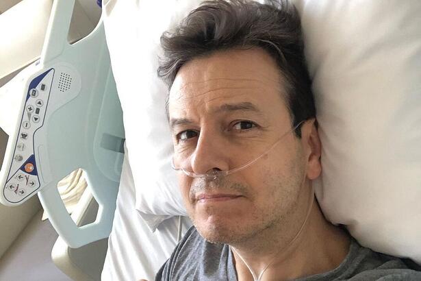 Celso Zucatelli posta foto no hospital para tranquilizar fãs