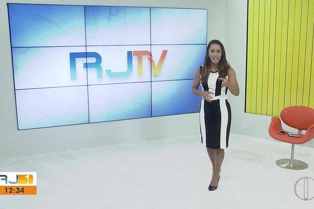 Jornalista Ana Paula Mendes nos estúdios do RJTV da InterTV na região dos Lagos