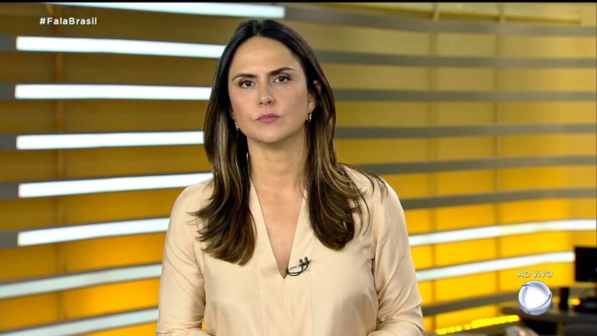 Carla Cecato no estúdio do Fala Brasil, durante uma edição de sábado