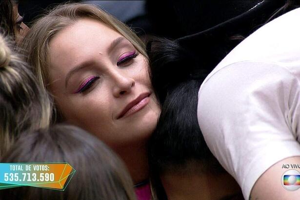 Carla Diaz se despedindo dos brothers após sua eliminação no BBB 21