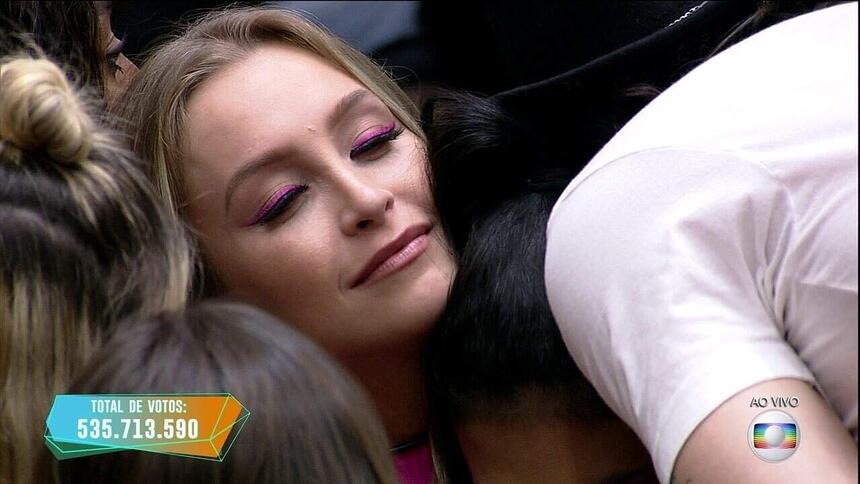 Carla Diaz se despedindo dos brothers após sua eliminação no BBB 21