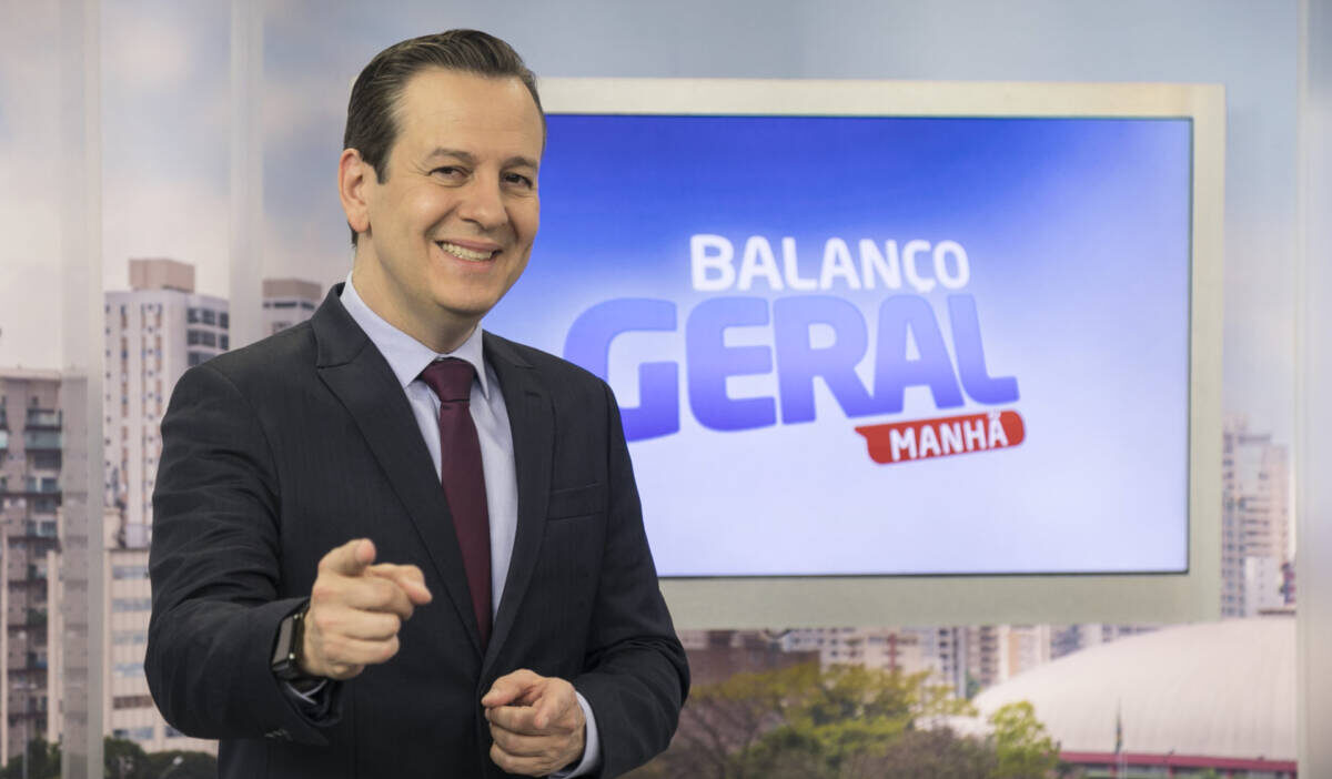 Celso Zucatelli no antigo estúdio do Balanço Geral na Record TV