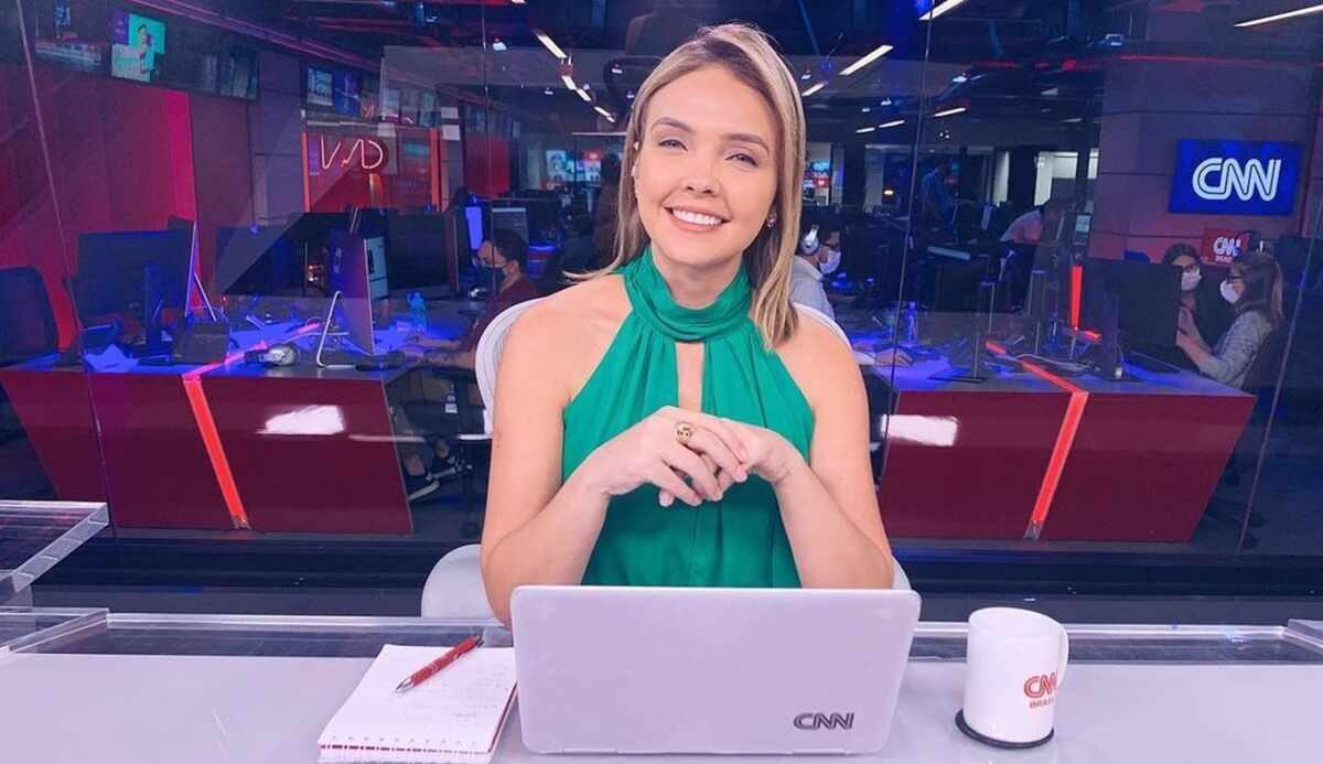 Taís Lopes em uma foto posada nos estúdios da CNN Brasil em São Paulo