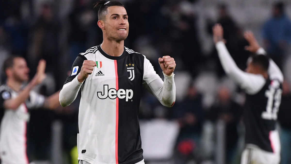 Cristiano Ronaldo comemorando gol com a camisa da Juventus