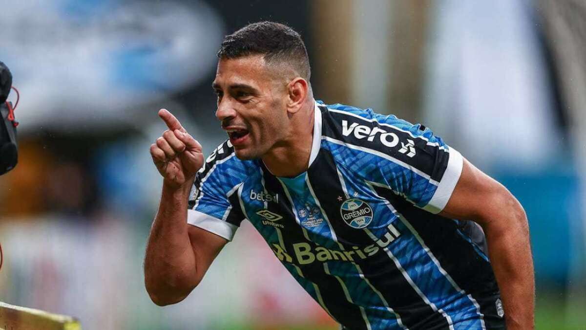 Diego Souza comemorando gol com a camisa do Grêmio no duelo de ida contra o Ayacucho