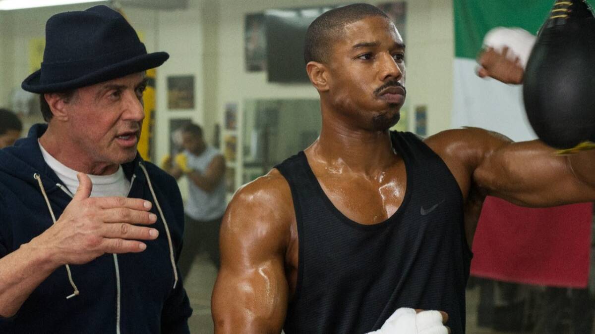 Michael B Jordan e Sylvester Stallone em cena do filme Creed: Nascido para Lutar