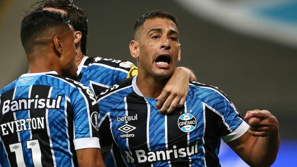 Diego Souza comemorando gol com a camisa do Grêmio