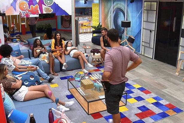 Juliette e Arthur tiveram um pequeno desentendimento na casa do BBB 21 nesta tarde. O crossfiteiro começou a lembrar sobre uma briga que teve com Gilberto e disse que "armaram". Juliette e Pocah não concordaram e o líder da semana falou apenas para a advogada: "Isso é uma opinião sua". A sister se revoltou e chamou Arthur de idiota.