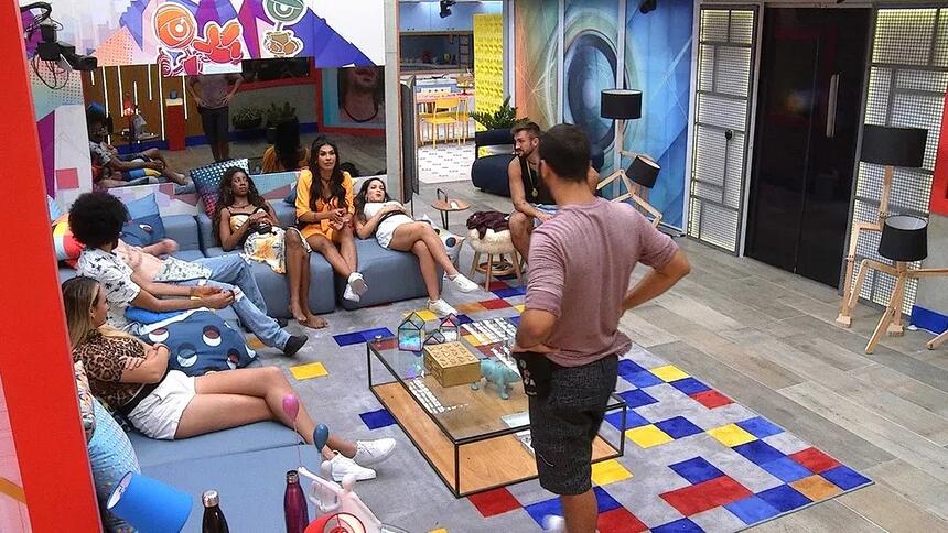 Juliette e Arthur tiveram um pequeno desentendimento na casa do BBB 21 nesta tarde. O crossfiteiro começou a lembrar sobre uma briga que teve com Gilberto e disse que "armaram". Juliette e Pocah não concordaram e o líder da semana falou apenas para a advogada: "Isso é uma opinião sua". A sister se revoltou e chamou Arthur de idiota.