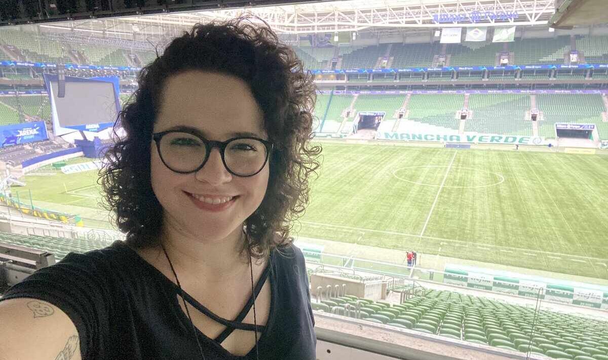 Natália Lara em uma transmissão no Allianz Parque