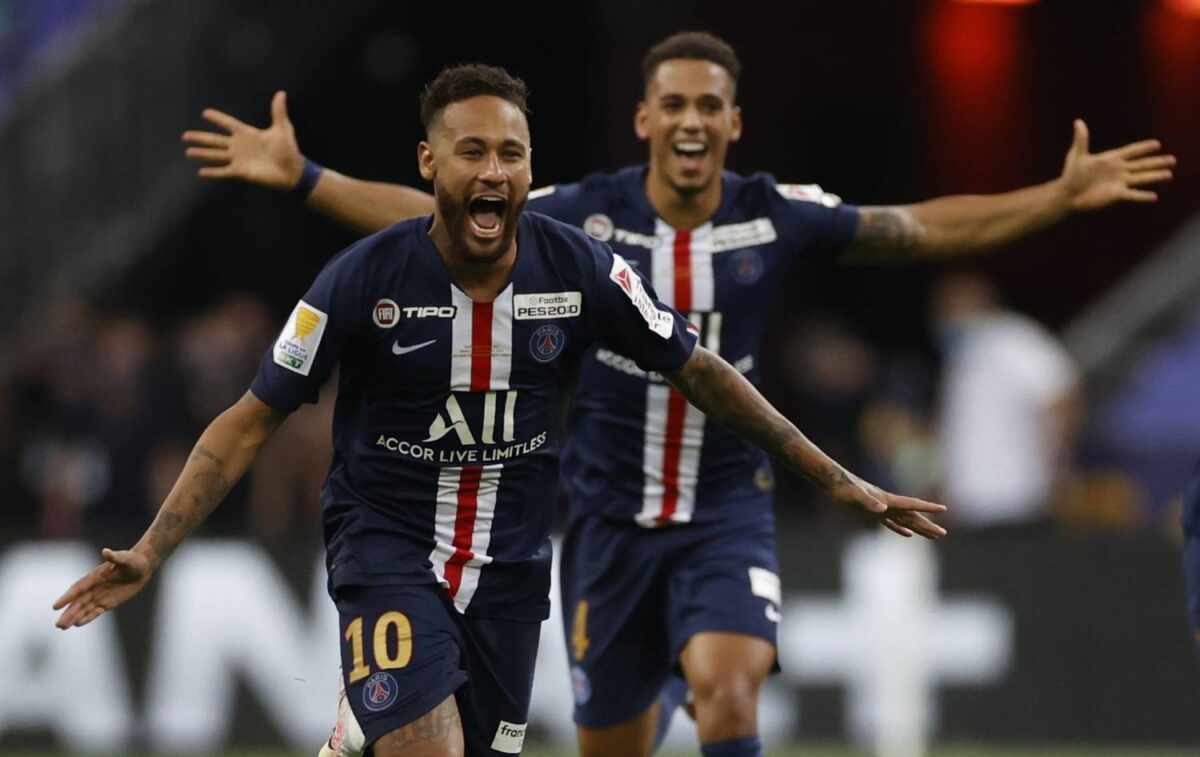 Neymar comemorando gol com a camisa do PSG pela Liga dos Campeões