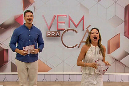 Gabriel Cartolano e Patricia Abravanel no estúdio do Vem pra Cá