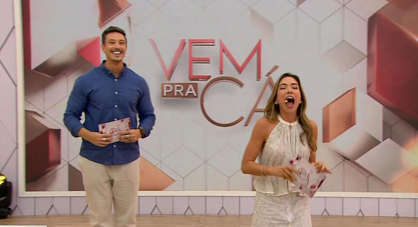 Gabriel Cartolano e Patricia Abravanel no estúdio do Vem pra Cá