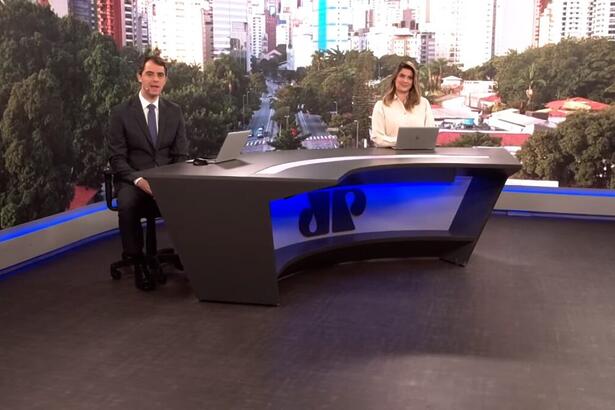 Apresentadores do Jornal da Manhã apresentando o telejornal desta segunda-feira (05), na Jovem Pan