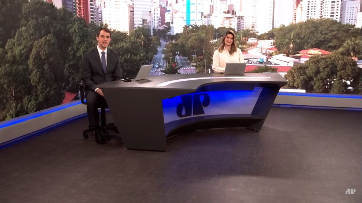 Apresentadores do Jornal da Manhã apresentando o telejornal desta segunda-feira (05), na Jovem Pan