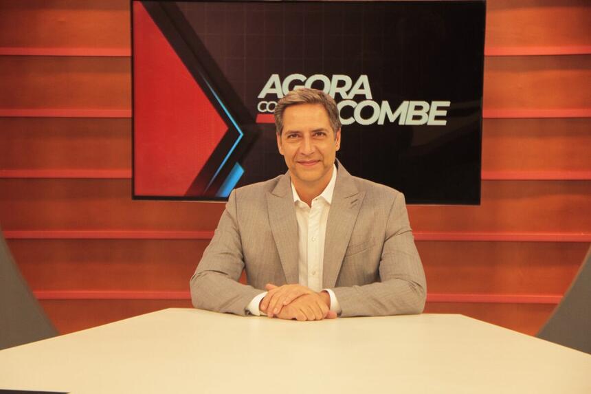 Luís Ernesto Lacombe no cenário do Agora é Com Lacombe