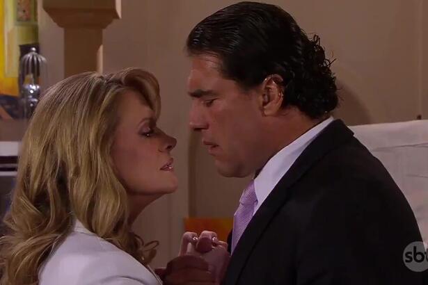 Atores Erika Buenfil e Eduardo Yáñez, casal protagonista da novela Amores Verdadeiros, exibida pelo SBT