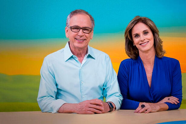 Nélson Araújo e Helen Martins, apresentadores do Globo Rural no cenário do jornalístico.