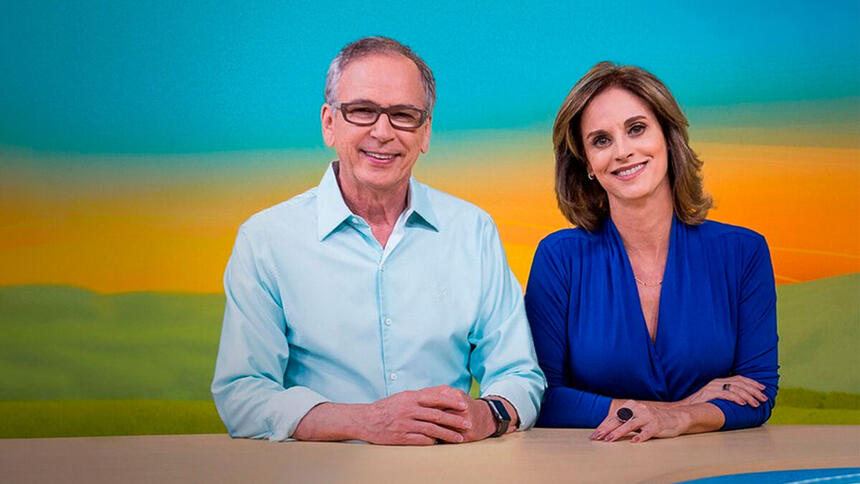 Nélson Araújo e Helen Martins, apresentadores do Globo Rural no cenário do jornalístico.