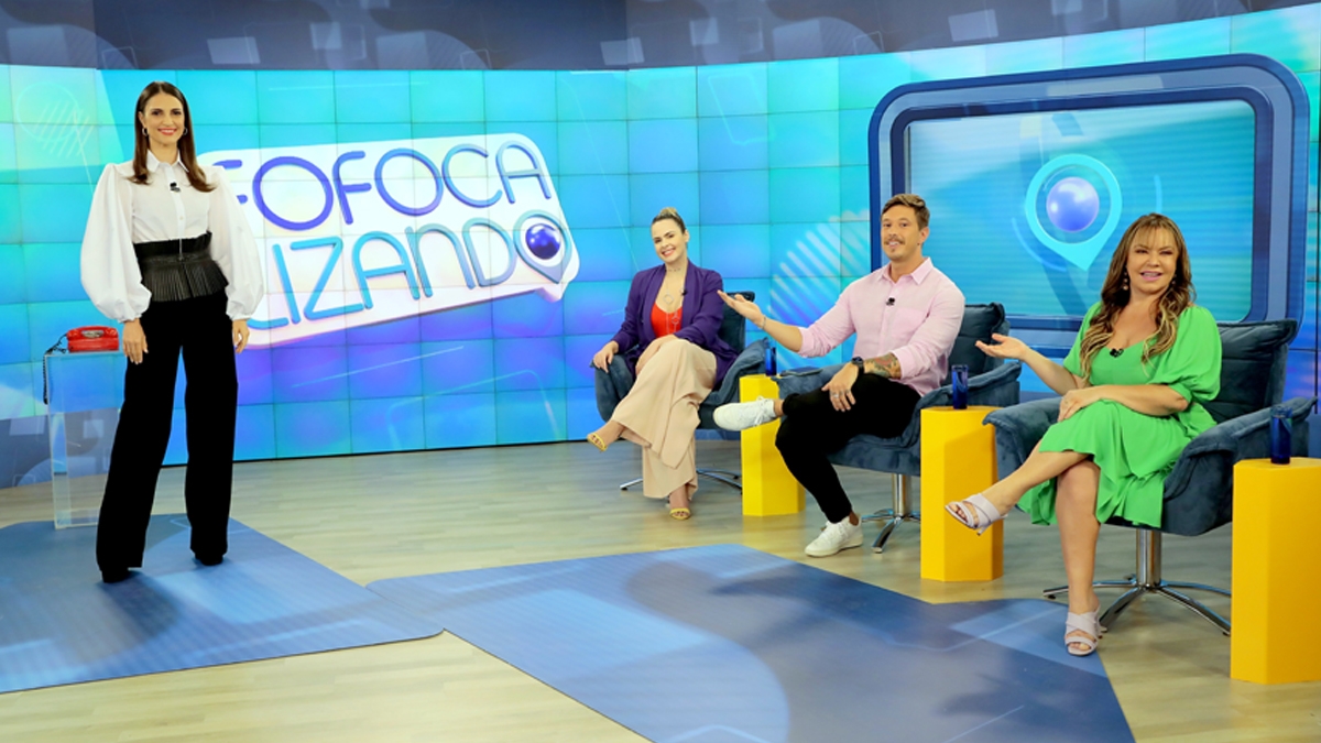 Chris Flores, Ana Paula Renault, Gabriel Cartolano e Flor no cenário do Fofocalizando