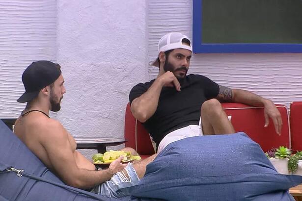 Em conversa na área externa do BBB21, Arthur Picoli diz para Caio e Rodolffo que gostou que Juliette não ganhou o colar do anjo. "Achei lindo".